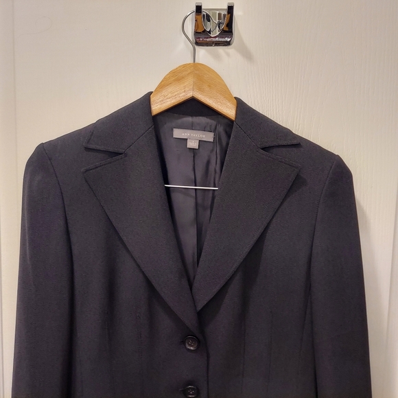 Women’s Ann Taylor 3 button Professional Black Blazer, size 2 - Picture 3 of 8